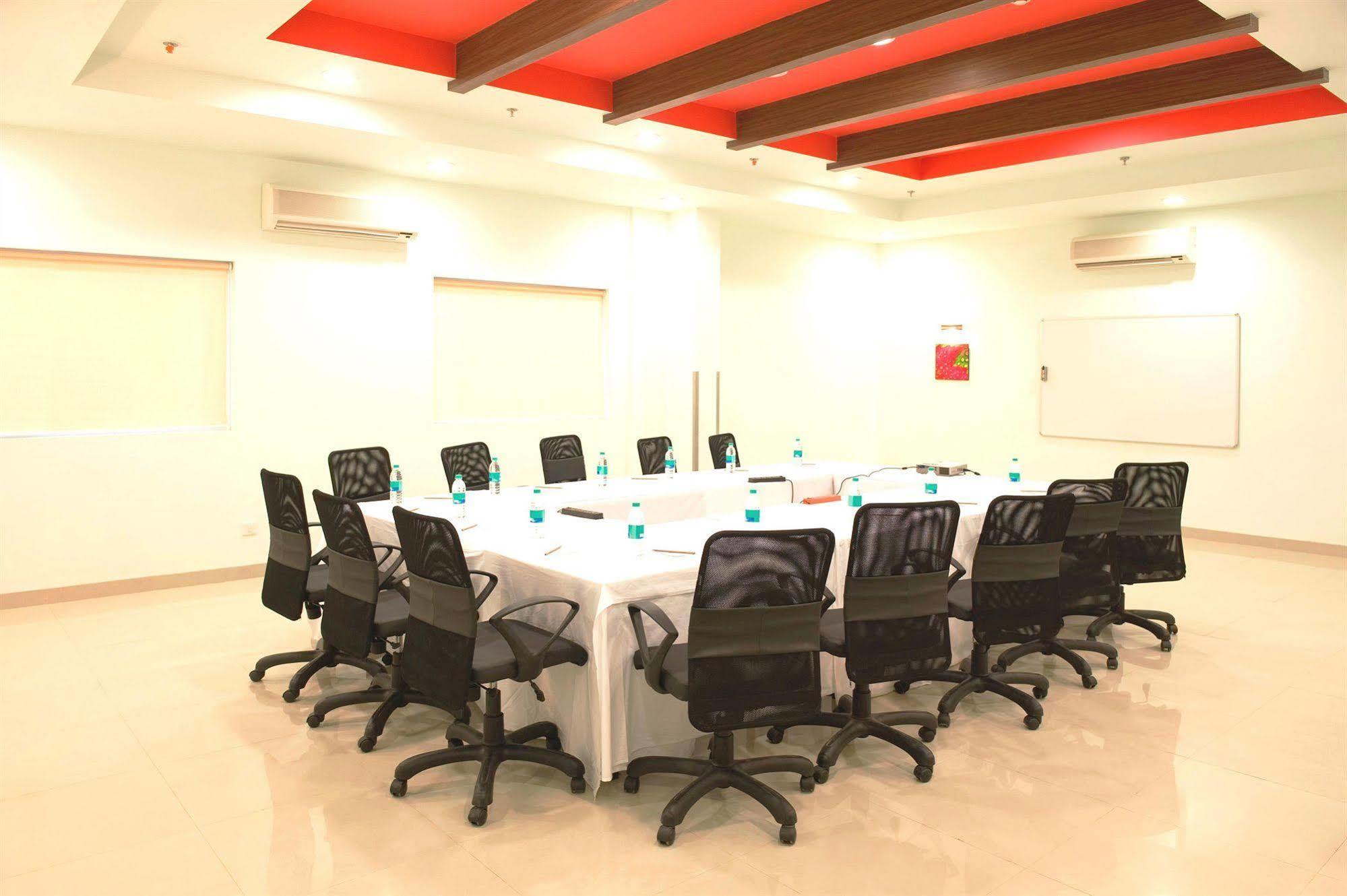Hotel East Delhi Nueva Delhi Exterior foto